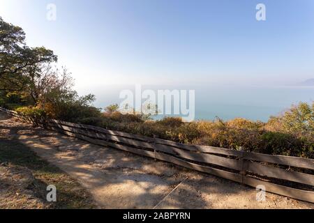 Blick auf den nebligen Plattensee Fonyod Promenade an einem Herbsttag. Stockfoto