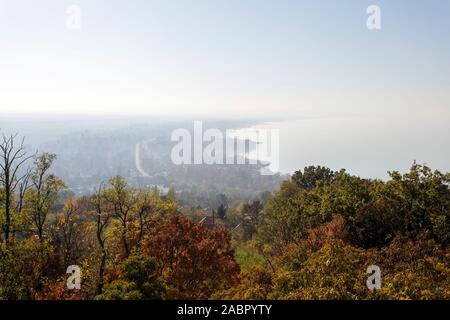 Blick auf den nebligen Balaton vom Aussichtsturm von fonyod an einem Herbsttag. Stockfoto