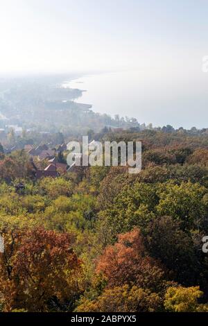 Blick auf den nebligen Balaton vom Aussichtsturm von fonyod an einem Herbsttag. Stockfoto