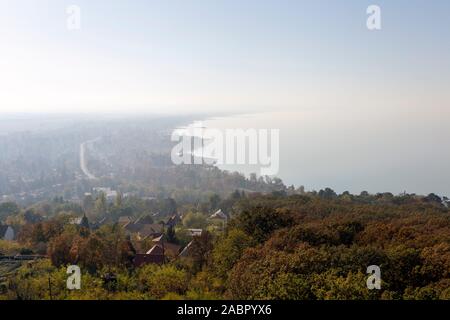 Blick auf den nebligen Balaton vom Aussichtsturm von fonyod an einem Herbsttag. Stockfoto