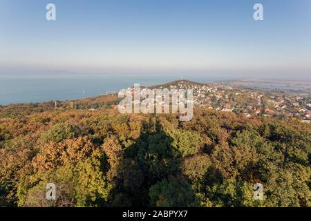 Blick auf den nebligen Balaton vom Aussichtsturm von fonyod an einem Herbsttag. Stockfoto