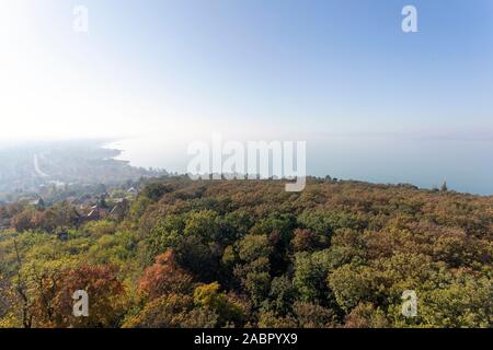 Blick auf den nebligen Balaton vom Aussichtsturm von fonyod an einem Herbsttag. Stockfoto