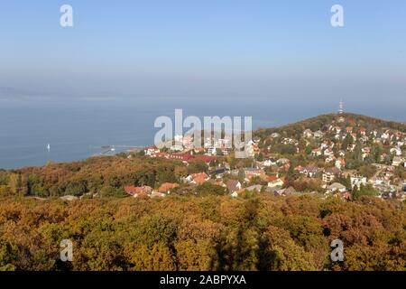 Blick auf den nebligen Balaton vom Aussichtsturm von fonyod an einem Herbsttag. Stockfoto