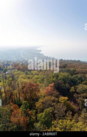 Blick auf den nebligen Balaton vom Aussichtsturm von fonyod an einem Herbsttag. Stockfoto