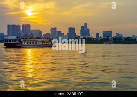 Tokio, Japan - September 27, 2019: Sonnenuntergang Blick auf die Skyline der Stadt und den Fähren, in Tokio, Japan. Stockfoto