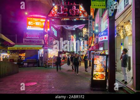 Tokyo, Japan - 27. September 2019: Nacht Szene des Ameyoko Markt, mit Einheimischen und Besuchern, in Tokio, Japan. Stockfoto