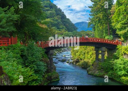 Nikko, Japan - September 29, 2019: Blick auf die daiya Shinkyo Brücke über den Fluss, mit Besuchern, in Nikko, Japan Stockfoto