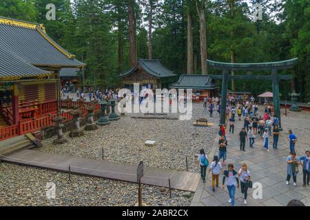 Nikko, Japan - September 29, 2019: Blick auf die Verbindung von Tosho-gu Schrein, mit Besuchern, in Nikko, Japan Stockfoto