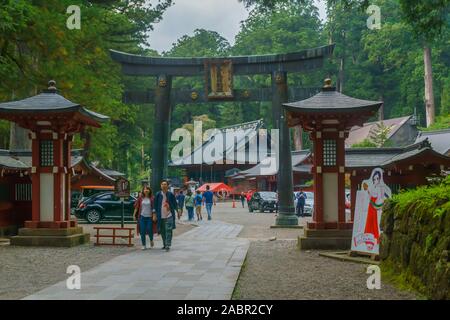 Nikko, Japan - September 29, 2019: Blick von Torii Tor, mit Besuchern, in Nikko, Japan Stockfoto