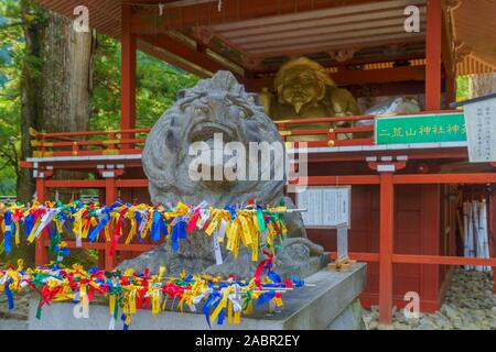 Nikko, Japan - September 29, 2019: Blick auf den Lion Statue mit Segen stellt in Futarasan jinja Schrein, Nikko, Japan Stockfoto