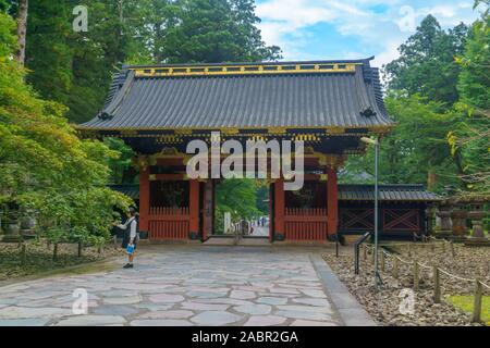 Nikko, Japan - September 29, 2019: Blick auf das Niomon Tor in der Taiyuinbyo Schrein, mit Besuchern, Nikko, Japan Stockfoto