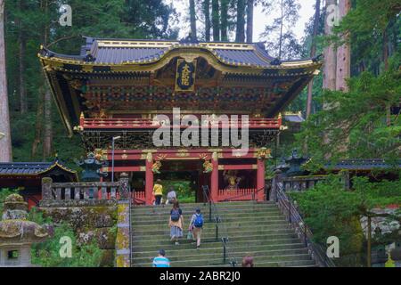 Nikko, Japan - September 29, 2019: Blick auf die Nitenmon Tor in der Taiyuinbyo Schrein, mit Besuchern, Nikko, Japan Stockfoto