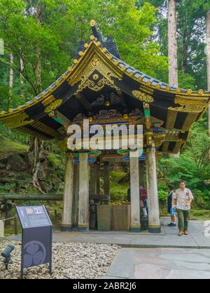 Nikko, Japan - September 29, 2019: Blick auf Temizuya für zeremonielle Körper Reinigung in der Taiyuinbyo Schrein, mit Besuchern, Nikko, Japan Stockfoto