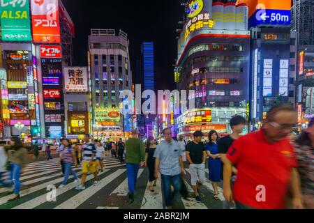 Tokyo, Japan - 29. September 2019: Abend Szene des Shinjuku Kreuzung mit den Neonröhren und Kreuzung Masse, in Tokio, Japan. Stockfoto