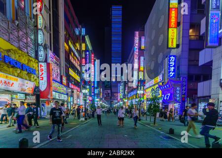 Tokyo, Japan - 29. September 2019: Abend Szene des Yasukuni-dori Straße in Shinjuku, mit den Neonröhren und Masse, in Tokio, Japan. Stockfoto