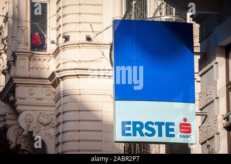 Wien, Österreich - 6. NOVEMBER 2019: Erste Bank Logo auf ihren Sitz in der Innenstadt von Wien. Die erste Bank ist ein österreichisches Retail und Corporate Bank, eine Stockfoto