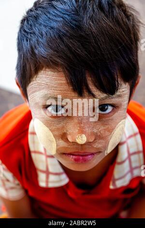 Das Porträt einer jungen Burmesischen Junge Am Botataung (Botahtaung) Paya, Yangon, Myanmar. Stockfoto