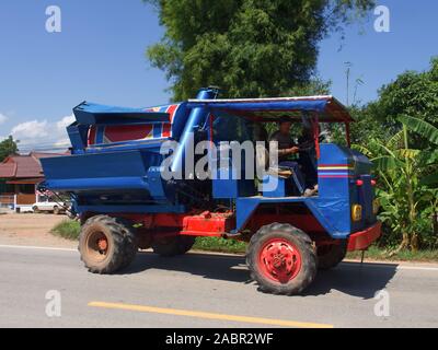 Etans farm Trucks sind allgegenwärtig auf ländlichen Straßen Thailands, vor allem in der Erntezeit. Stockfoto