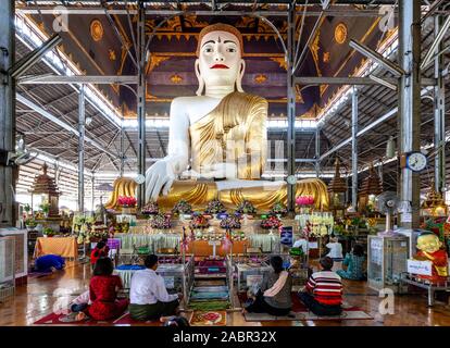 Die Menschen vor Ort auf die Koe Htat Gyi Pagode (Koe Htat Kyee Pagode), Yangon, Myanmar zu beten. Stockfoto