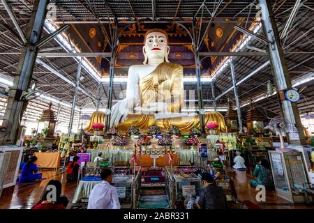 Die Menschen vor Ort auf die Koe Htat Gyi Pagode (Koe Htat Kyee Pagode), Yangon, Myanmar zu beten. Stockfoto