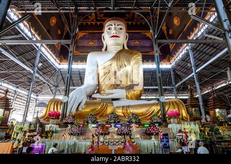 Die Menschen vor Ort auf die Koe Htat Gyi Pagode (Koe Htat Kyee Pagode), Yangon, Myanmar zu beten. Stockfoto