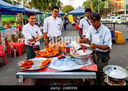 Eine Street Food stall in der Innenstadt von Rangun, Yangon, Myanmar. Stockfoto