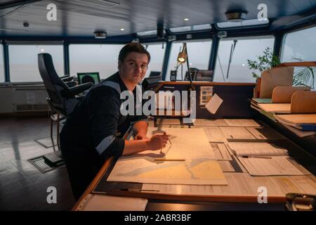 Marine nautischer Offizier während nautische Wachoffiziere auf Brücke Stockfoto