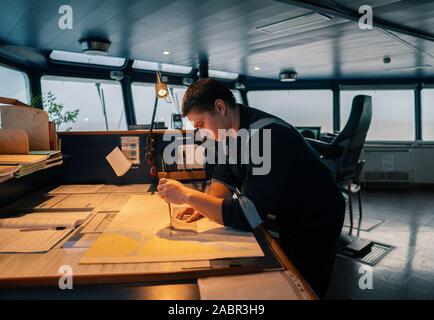 Marine nautischer Offizier während nautische Wachoffiziere auf Brücke Stockfoto