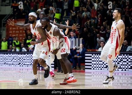 Belgrad, Serbien. 28 Nov, 2019. Lorenzo Braun von Crvena Zvezda mts Belgrad Kerben und feiert den Sieg mit Charles Jenkins von Crvena Zvezda mts Belgrad und Billy Baron von Crvena Zvezda mts Belgrad. Credit: Nikola Krstic/Alamy leben Nachrichten Stockfoto