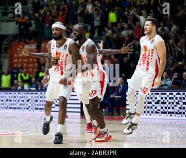 Belgrad, Serbien. 28 Nov, 2019. Lorenzo Braun von Crvena Zvezda mts Belgrad Kerben und feiert den Sieg mit Charles Jenkins von Crvena Zvezda mts Belgrad und Billy Baron von Crvena Zvezda mts Belgrad. Credit: Nikola Krstic/Alamy leben Nachrichten Stockfoto