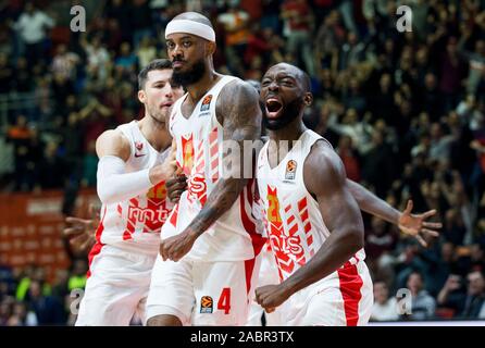 Belgrad, Serbien. 28 Nov, 2019. Lorenzo Braun von Crvena Zvezda mts Belgrad Kerben und feiert den Sieg mit Charles Jenkins von Crvena Zvezda mts Belgrad. Credit: Nikola Krstic/Alamy leben Nachrichten Stockfoto