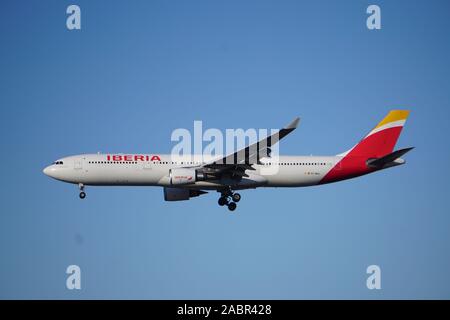 Iberia Airlines Airbus a330 bei der Anfahrt zum internationalen Flughafen Chicago O'Hare. Der Flug begann in Madrid, Spanien. Stockfoto