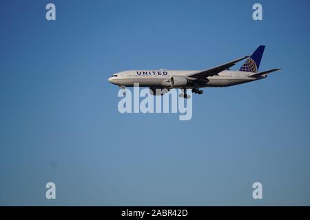 United Airlines Boeing 777 Flugzeug auf dem Weg zum Chicago O'Hare International Airport. Der Flug begann in Tokio. Stockfoto