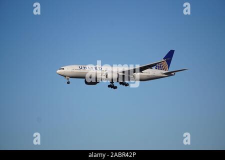 United Airlines Boeing 777 über die Anfahrt zum internationalen Flughafen O'Hare in Chicago. Der Flug hat seinen Ursprung in Frankfurt am Main. Stockfoto