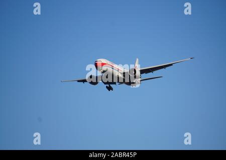 China Cargo Boeing 777 auf dem Weg zum internationalen Flughafen O'Hare in Chicago Stockfoto