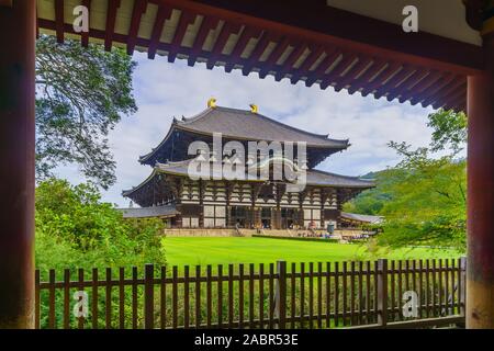 Nara, Japan - 5. Oktober 2019: Blick auf die buddhistischen Tempel Todaiji Haupthalle, mit Besuchern, in Nara, Japan Stockfoto