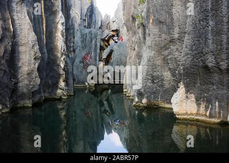 Peking, China. 27 Nov, 2019. Foto an November 27, 2019 zeigt die Landschaft von Shilin scenic Zone in Shilin Yi Autonomen County, im Südwesten der chinesischen Provinz Yunnan. Credit: Lan Hongguang/Xinhua/Alamy leben Nachrichten Stockfoto