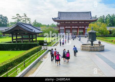 Nara, Japan - 5. Oktober 2019: Der achteckige Laterne der buddhistischen Tempel Todaiji, mit Besuchern, in Nara, Japan Stockfoto