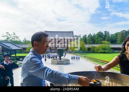 Nara, Japan - 5. Oktober 2019: Besucher Kerzen vor der Buddhistischen Todaiji Tempel in Nara, Japan Stockfoto