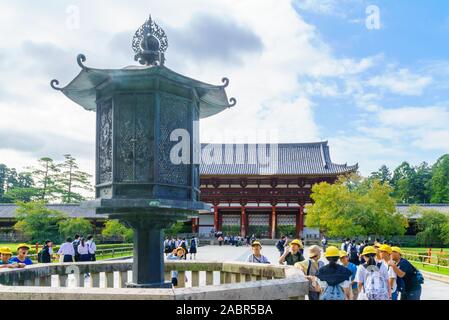 Nara, Japan - 5. Oktober 2019: Der achteckige Laterne der buddhistischen Tempel Todaiji, mit Besuchern, in Nara, Japan Stockfoto