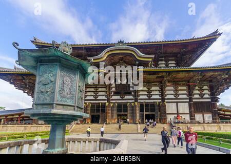 Nara, Japan - 5. Oktober 2019: Der achteckige Laterne der buddhistischen Tempel Todaiji, mit Besuchern, in Nara, Japan Stockfoto