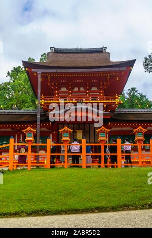 Nara, Japan - 5. Oktober 2019: Ansicht des Kasuga Taisha Shrine, mit Besuchern, in Nara, Japan Stockfoto