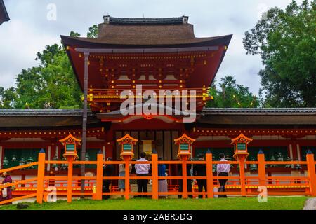 Nara, Japan - 5. Oktober 2019: Ansicht des Kasuga Taisha Shrine, mit Besuchern, in Nara, Japan Stockfoto