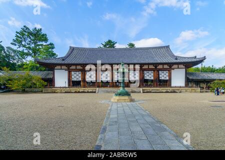 Ikaruga, Japan - 5. Oktober 2019: Ansicht der Horyu-ji-Compound, mit Besuchern, es ist ein buddhistischer Tempel in Nara Ikaruga, Präfektur, Japan Stockfoto