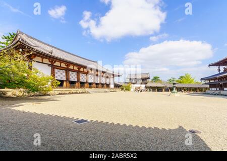 Ikaruga, Japan - 5. Oktober 2019: Ansicht der Horyu-ji-Compound, mit Besuchern, es ist ein buddhistischer Tempel in Nara Ikaruga, Präfektur, Japan Stockfoto