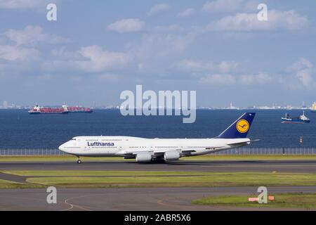 Ein Lufthansa Boeing 747-830 Jumbo Jet am Haneda Airport, Tokio, Japan. Stockfoto