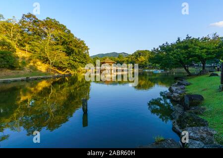 Nara, Japan - 5. Oktober 2019: Ansicht des Mangetsu-ji, oder Ukimido floating Temple Hall (Pavillon), mit Besuchern, in Nara Park Sagi-IKE-Teich. Japan Stockfoto