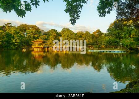 Nara, Japan - 5. Oktober 2019: Ansicht des Mangetsu-ji, oder Ukimido floating Temple Hall (Pavillon), mit Besuchern, in Nara Park Sagi-IKE-Teich. Japan Stockfoto