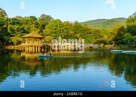 Nara, Japan - 5. Oktober 2019: Ansicht des Mangetsu-ji, oder Ukimido floating Temple Hall (Pavillon), mit Besuchern, in Nara Park Sagi-IKE-Teich. Japan Stockfoto