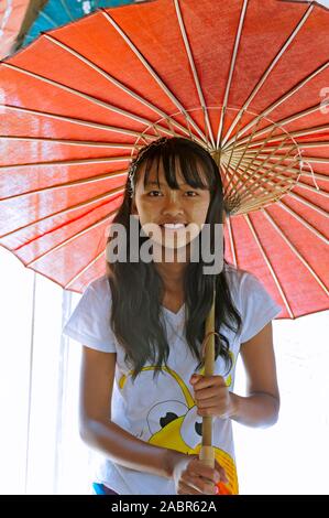 Junge Mädchen an einen Regenschirm Workshop in Pindaya, Shan Staat Myanmar Stockfoto